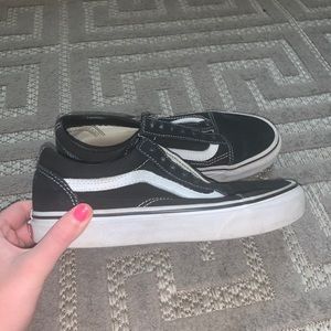 WHITE AND BLACK OLD SCHOOL VANS !!